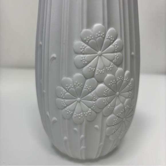 Vintage Kaiser White Bisque Porcelain Floral Pattern Jagged Edge Vase - Picture 2 of 11